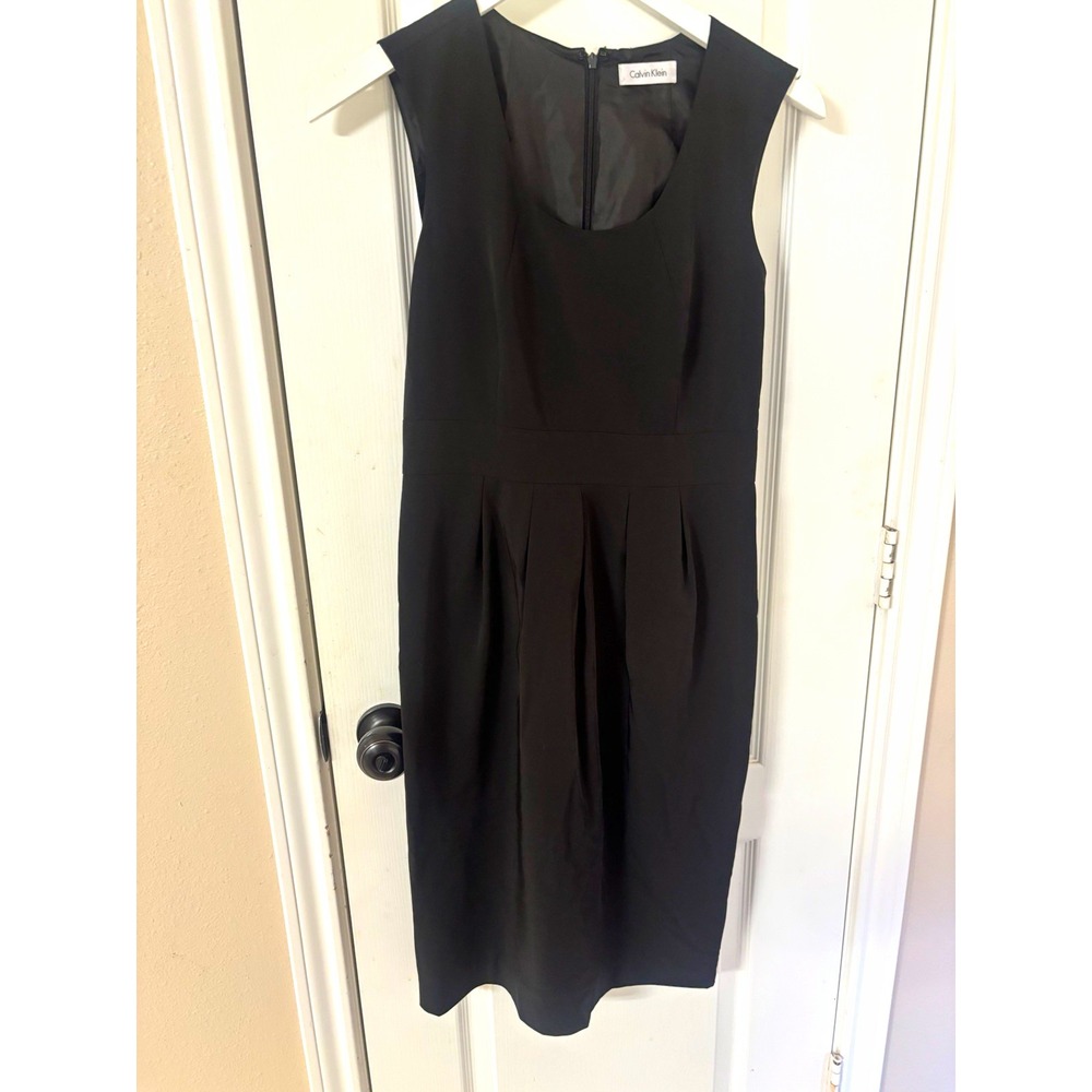 Calvin Klein Black Sheath Dress Womens 2 Scoop Neck Pleated Lined Knee Length